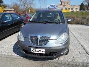 Lancia ypsilon v oro