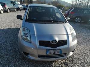 Toyota yaris 1.0 3 porte per neo patentati