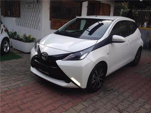 Toyota Aygo 1.0 VVT-i x.play automatica navy e cerchi km0