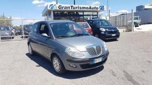 Lancia ypsilon 1.2 argento anche per neopatentati