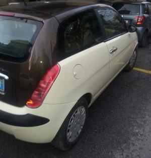 Lancia ypsilon v oro